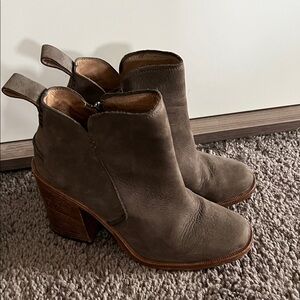 UGGS leather Boots Size 7